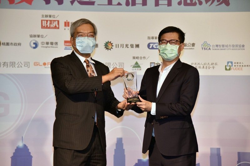 高雄市長陳其邁（右）代表領取「智慧城市卓越貢獻獎」。圖／高市府提供