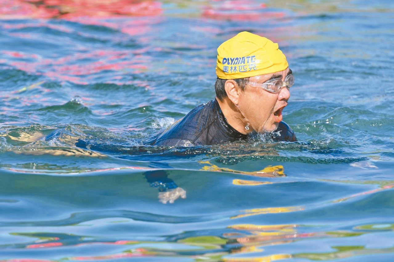 陳昇熱愛騎單車、游泳，圖為他2019年參加綠島海上長泳。圖／綠島鄉公所提供