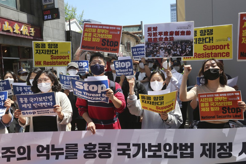 南韓年輕示威者去年5月在首爾的中國大陸大使館附近遊行，支持香港民主示威。美聯社
