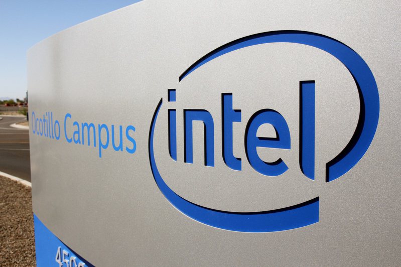 科技巨擘英特爾公司（Intel）亞利桑那州兩座新晶圓廠今天動土，這是英特爾轉型計畫的一環，將提供晶片給高通、亞馬遜雲端運算部門等客戶使用。 路透社
