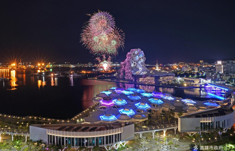 睽違20年，國慶焰火重返高雄港施放，圖為9月23日的試放影像。圖／高雄市府提供