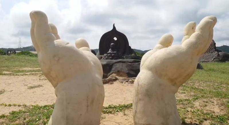 鹽寮沙灘10多個老沙雕將走入歷史，巴里島風格系列作品。記者游明煌／翻攝