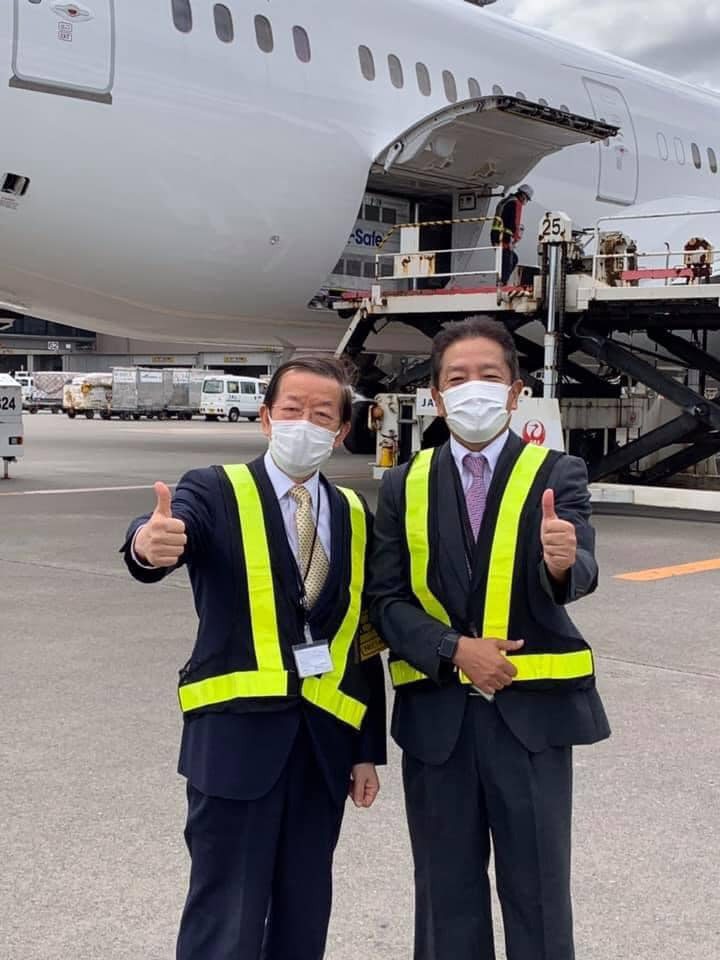 我駐日代表謝長廷（左）和日本機長合影。圖／取自謝長廷臉書