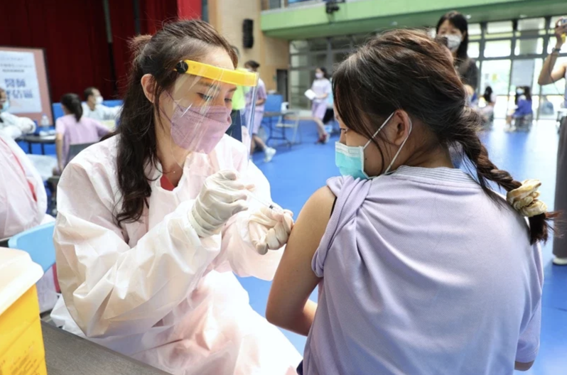 台北市教育局與衛生局合作，媒合各醫療院所於22日前進校園，替學生施打BNT疫苗。聯合報系資料照／記者余承翰攝影