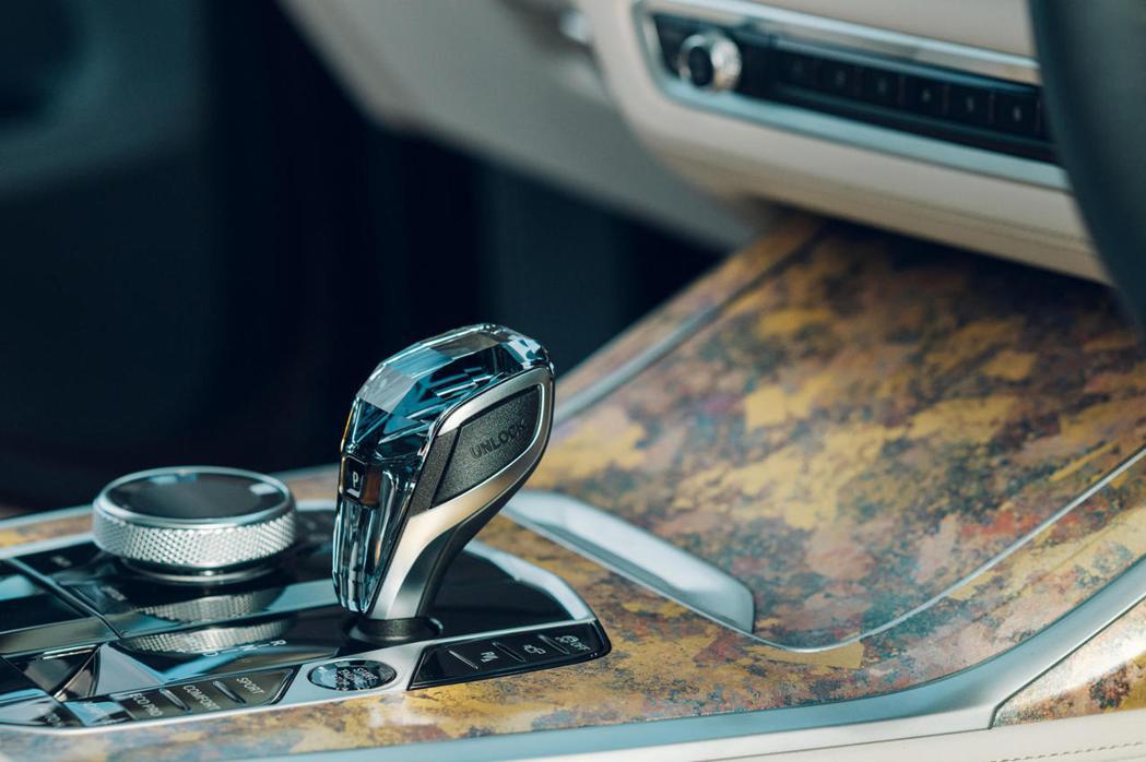 儀表板和中控台飾板採用已延續300多年的拉箔技術製成。 圖／BMW提供