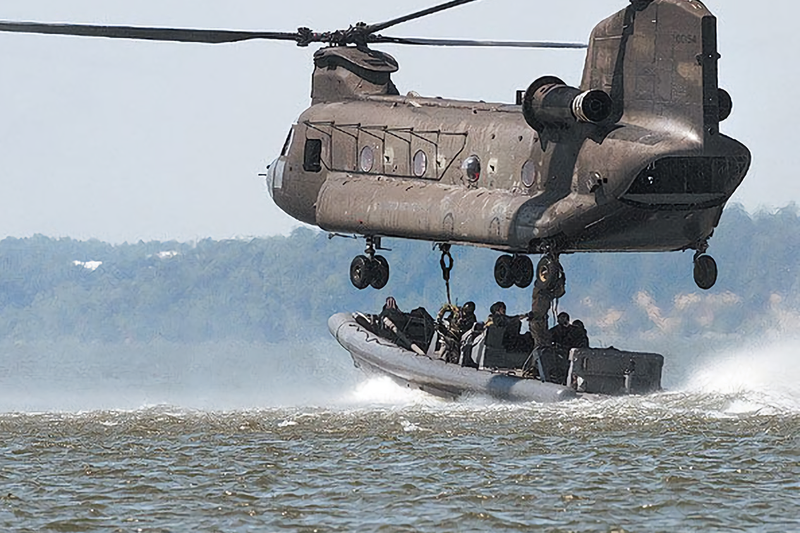 陸軍航特部規劃中的新式成功艇，必須具備由CH-47SD吊掛的性能，便於兵力快速轉換。圖/取自pilotonline.com；來源：USN