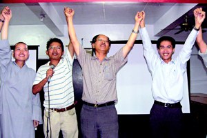 2009年9月26日，澎湖博弈公投未過關，當時的澎湖縣反賭場聯盟召集人林長興（右2）與聯盟成員舉手歡呼說：「這是澎湖人的勝利。」圖／聯合報系資料照片