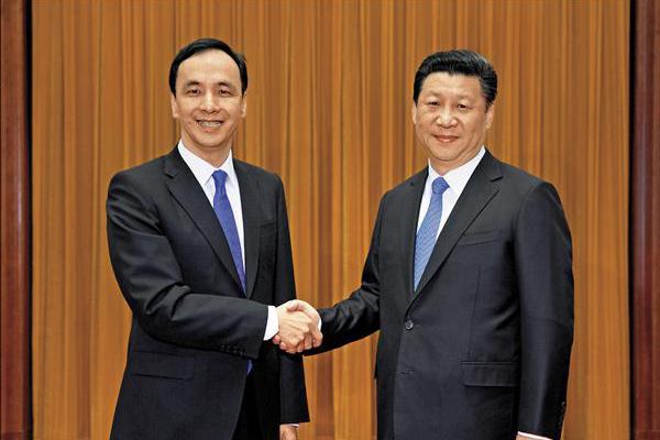 2015年5月，國民黨主席朱立倫（左）與中共總書記習近平（右）的「朱習會」在北京登場，雙方進行約五十分鐘會談。美聯社