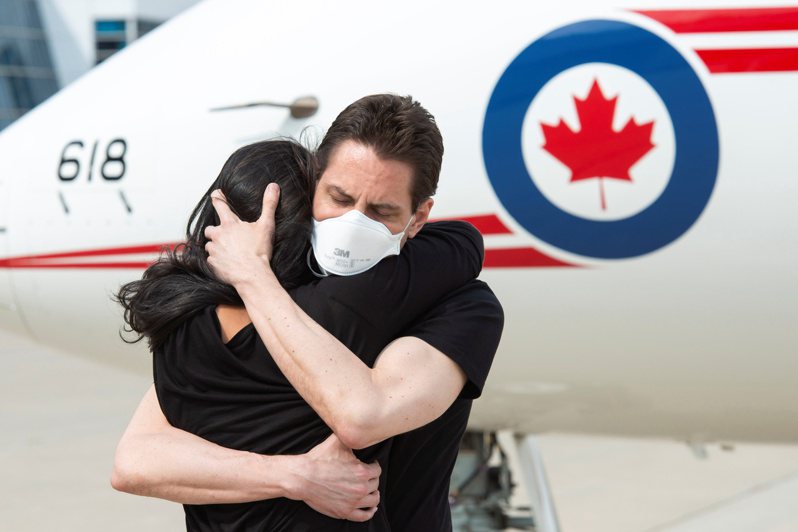 加拿大人康明凱遭中方關押1000多天後獲釋，25日搭機返抵多倫多國際機場，與妻子擁抱。路透
