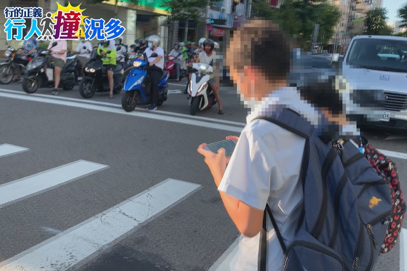 台北市警局信義分局交通分隊長黃汝華呼籲，民眾過馬路千萬別邊把玩手機，否則容易發生危險。記者楊凱竣／攝影
