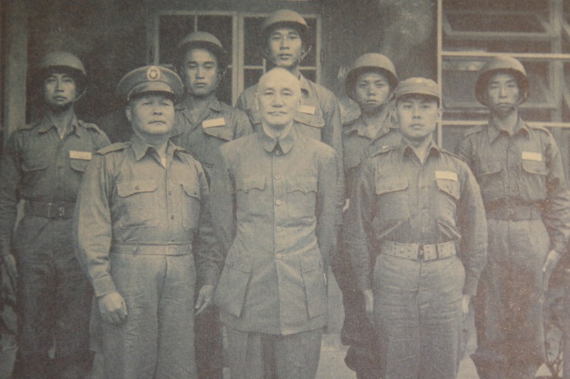 1950年代蔣中正巡視金門前線，與重要幹部合影，前排左一為劉玉章。記者程嘉文／翻攝