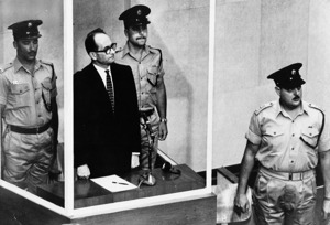 1961年被以色列情報機構從阿根廷抓回的前納粹黨衛軍少校艾希曼（黑西裝者），在耶路撒冷大審判中出庭。美聯社資料照