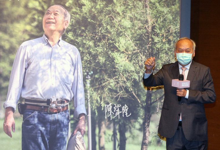 「亞洲換肝之父」高雄長庚名譽院長陳肇隆昨天舉行簽書會。記者胡經周／攝影