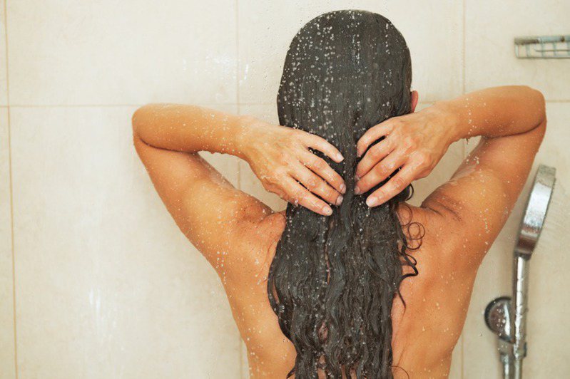 國外一名網友挑戰「100天不使用洗髮精」，成果引起熱議。示意圖／ingimage