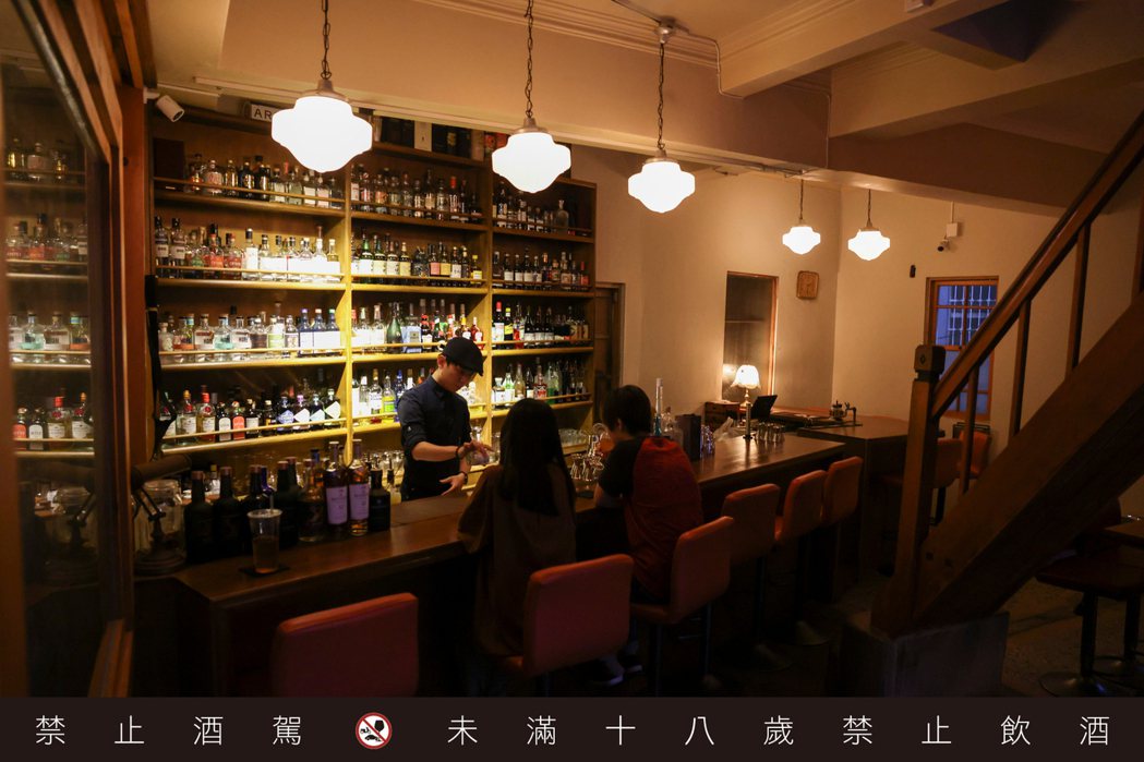 「籠裏 Bar Lonely」胡智勝認為音樂、裝潢、照明、消費者行為和調酒，都是...