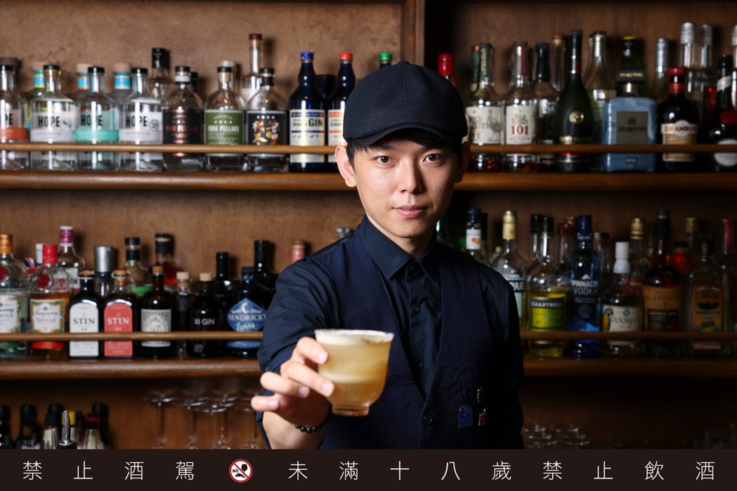 「籠裏 Bar Lonely」調酒師胡智勝認為，所謂的台南酒吧風格，很大關鍵就是...