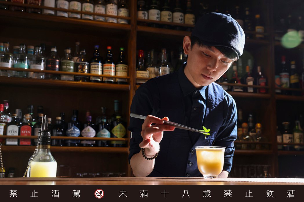 「籠裏 Bar Lonely」胡智勝觀察台南酒吧的變化，從十年前利口酒與基酒的疊...