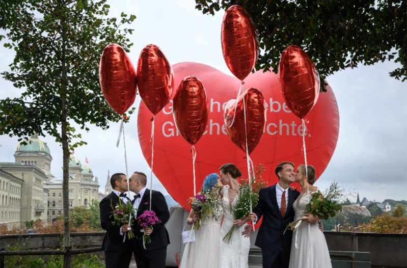 瑞士同性婚姻公投結果出爐，支持票大幅領先勝出，使瑞士成為全球第30個同婚合法化國家。 法新社