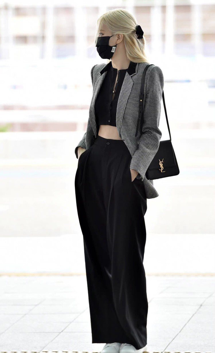 ROSE在仁川機場這身服裝是以Saint Laurent秋季黑白千鳥格紋西裝外套內搭黑色上衣與褲裝，露出腰身性感又健美。圖／Saint Laurent提供