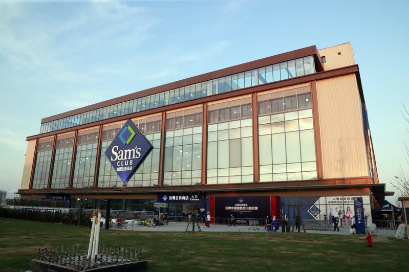 全球最大山姆會員商店、中國首家山姆旗艦店26日在上海外高橋開門迎客。（中新社）
