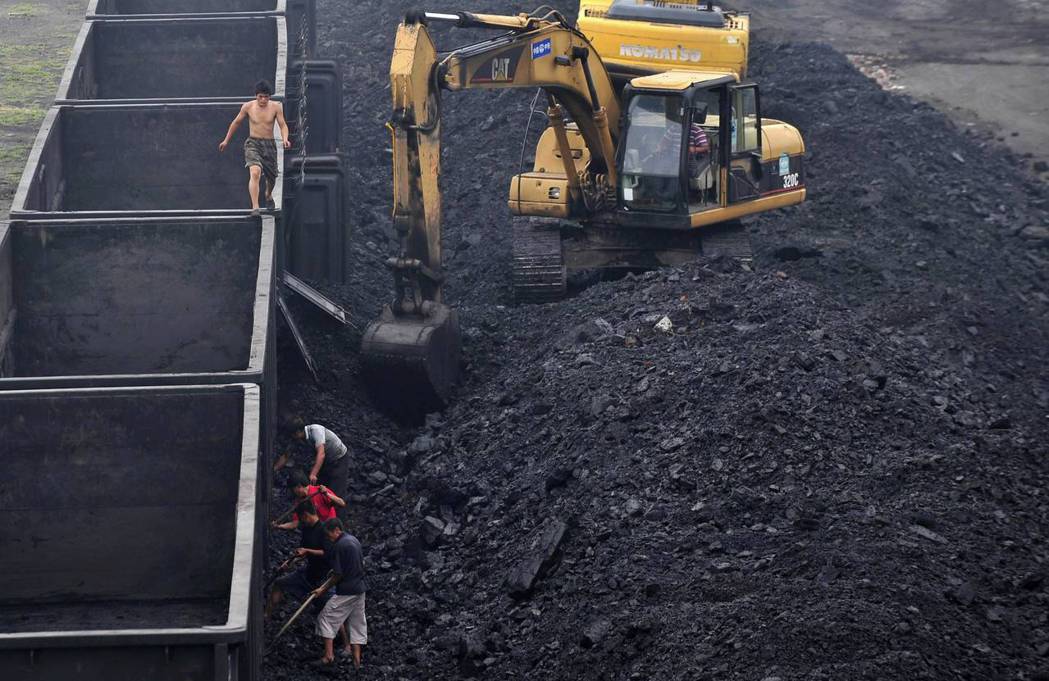 遼寧瀋陽市一家火力發電廠的堆煤區。 圖／路透社