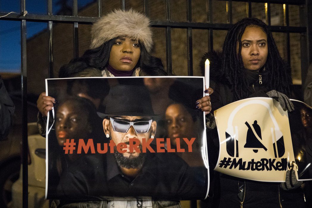 #MuteRKelly的成員在2019年的抗議。 圖／美聯社