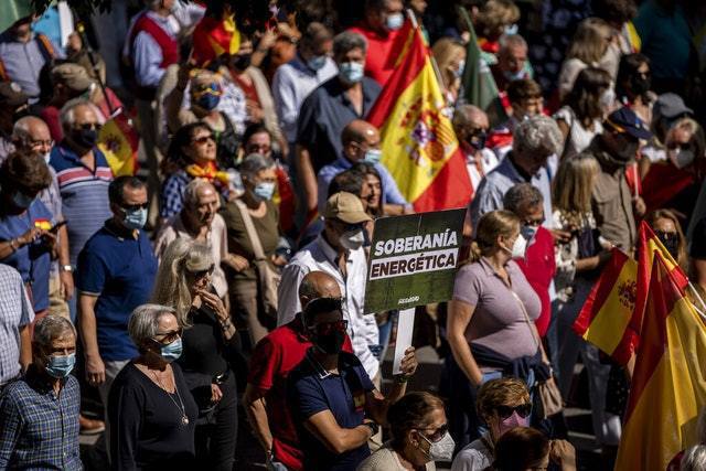 图为2021年9月19日，西班牙马德里有示威者抗议电费增加。 美联社(photo:UDN)