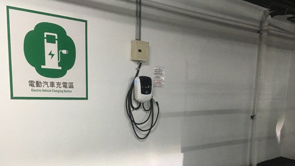 圖為桃園市公有停車場的電動車專用車位的充電樁。記者陳俊智／攝影