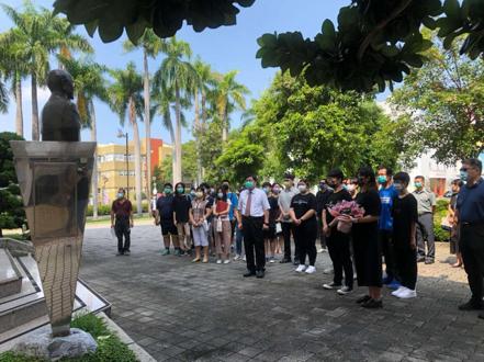 東方設計大學葉榮椿校長帶領師生們向創辦人許國雄博士銅像獻花致敬。學校/提供。
