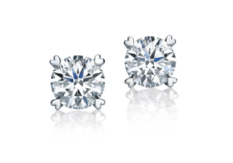 點睛品Infini Love Diamond經典900鉑金鑽石耳環主石50分，25萬700元起。圖／點睛品提供
