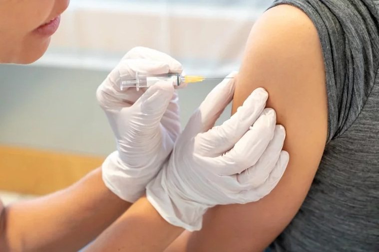 COVID-19及流感2種疫苗接種間隔應至少7天，避免發生疫苗接種不良事件無法釐...