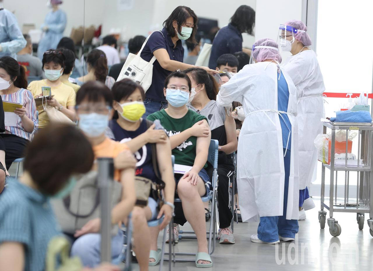 指揮中心指揮官陳時中表示，10月22日起的第12輪疫苗是注射高峰期，施打對象也將「廣泛開放」。圖為民眾注射疫苗。