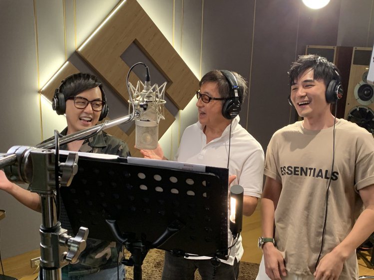 黃子佼(左起)、李濤、是元介合作「謝謝老師2021加零版」一曲。圖／關懷台灣文教基金會提供