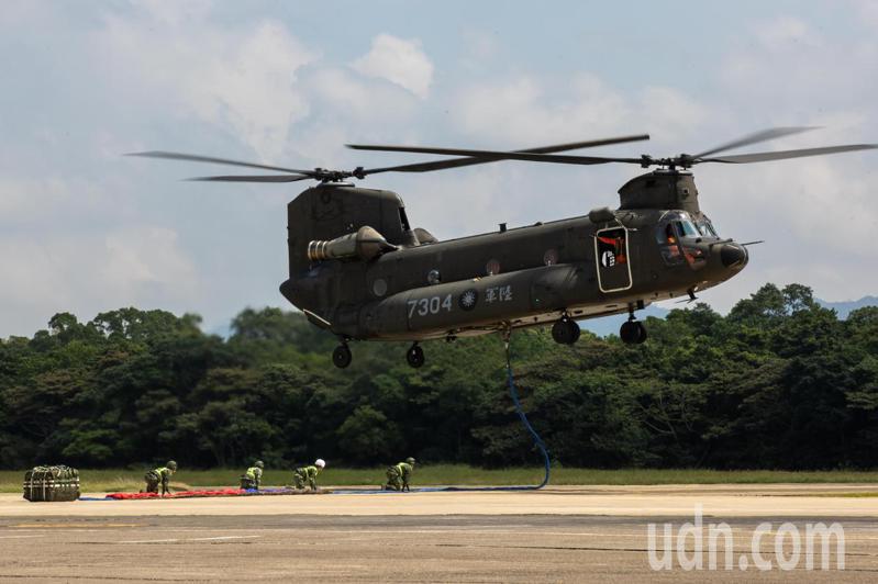 CH-47吊掛的巨幅國旗由地勤人員進行吊掛組合。記者季相儒／攝影