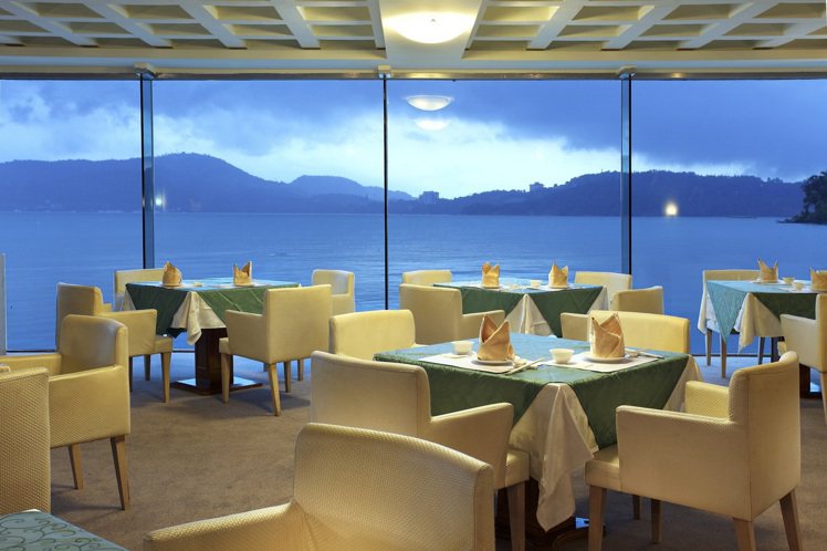 力麗儷山林會館的魚藻餐廳，大片落地玻璃可賞日月潭湖景。圖／力麗觀光提供