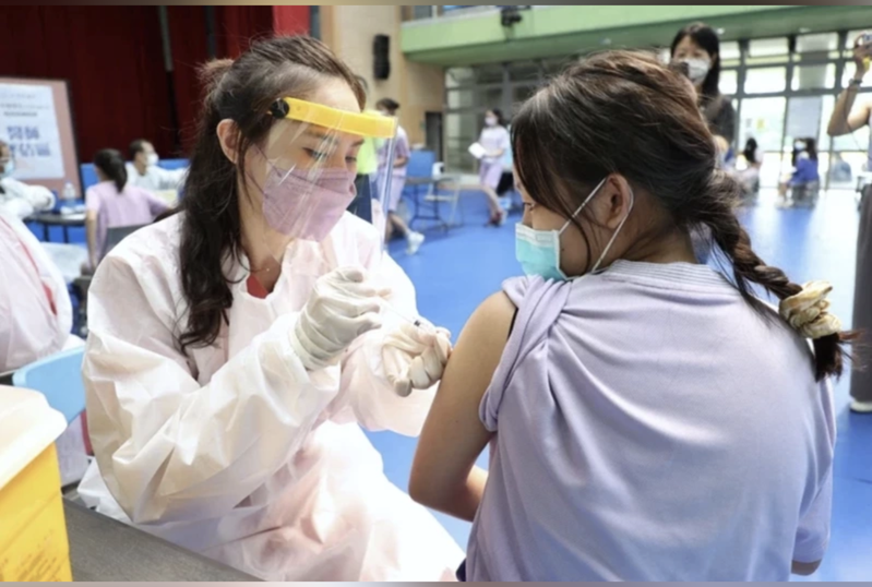 台北市BNT疫苗校園接種計畫日前開始施打，接種對象為國中、高中、五專前3年及今年9月1日前滿12歲國小學生。聯合報系資料照。