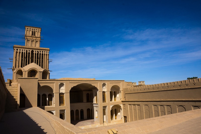 位於伊朗中部的沙漠城市雅茲德（Yazd）自古凝聚著一股創造力，誕生出古代工程系統上的不少驚奇，其中最突出的是捕風塔。路透／HANS LUCAS