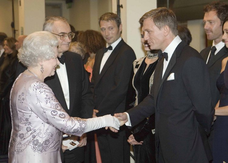 伊莉莎白二世女王（左）和丹尼爾克雷格握手致意。（歐新社資料照片）