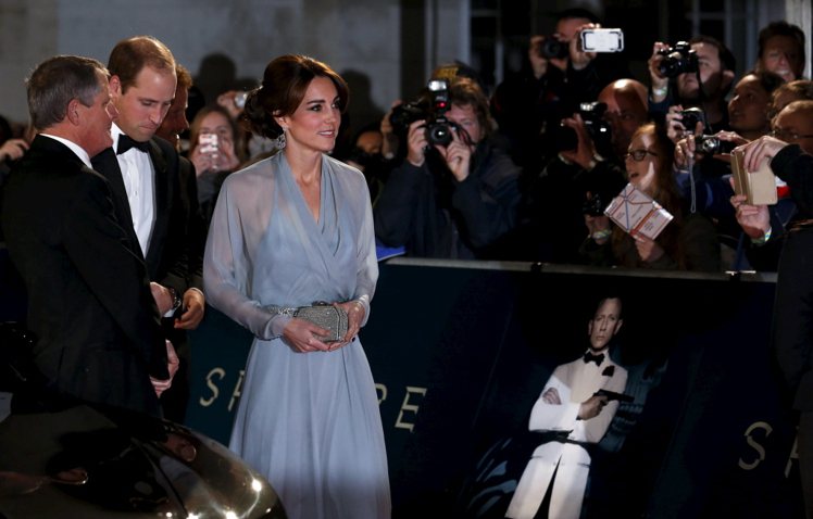 威廉（左二）、凱特夫妻曾一起出席「007：惡魔四伏」首映會。（路透資料照片）