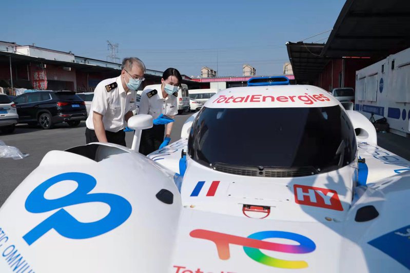 第四屆進博會首批進境展品─米其林氫能源賽車樣車在上海完成通關驗放。（ 新華社）