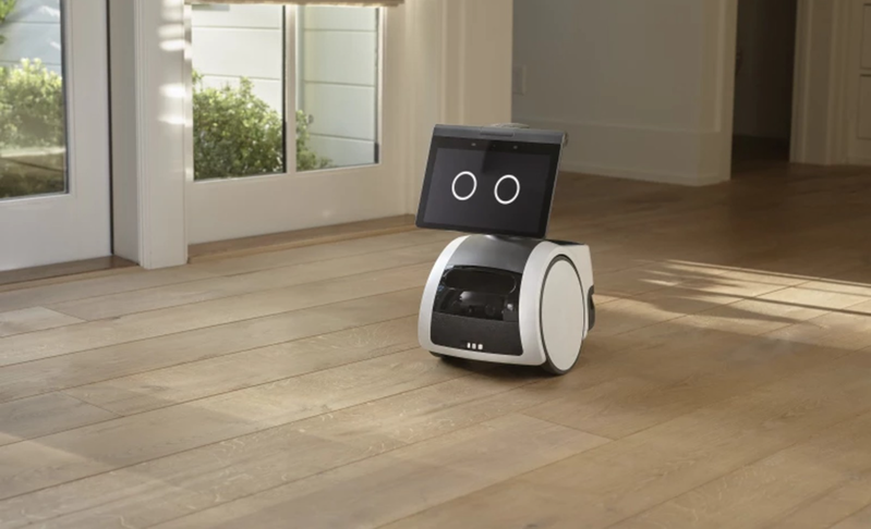 科技巨头亚马逊公司28日推出一款名为「Astro」的家用机器人，外型为一款附有轮子的萤幕，并可以与该公司的Alexa语音软体配合使用。截自推特(photo:UDN)