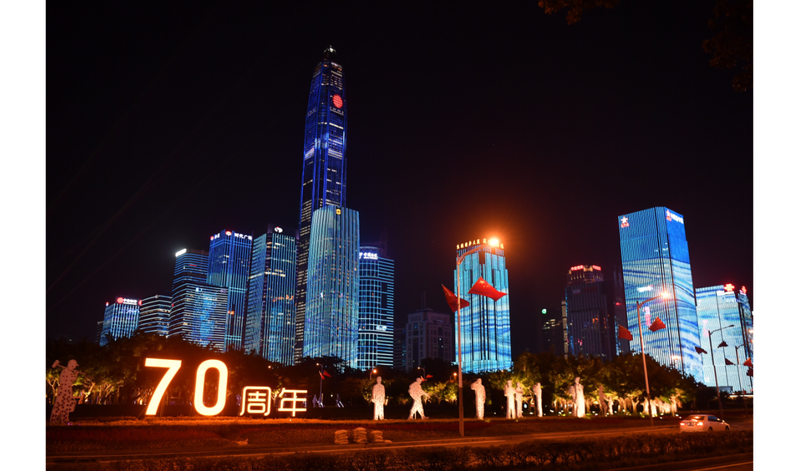 2019年深圳的「十一」版燈光秀，吸引不少中國大陸民眾專程從外地前來觀賞。中新社