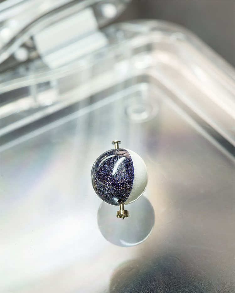 Luna Magna腕錶的球體月相以藍色砂金石與亞得里亞海大理石製造，呈現出月亮的盈、虧兩面。圖 / Arnold & Son提供