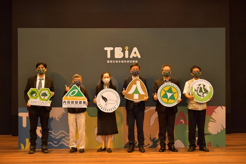 林務局、中研院、營建署、海保署、林試所、特生中心今天簽署「台灣生物多樣性資訊聯盟」協議。圖／林務局提供