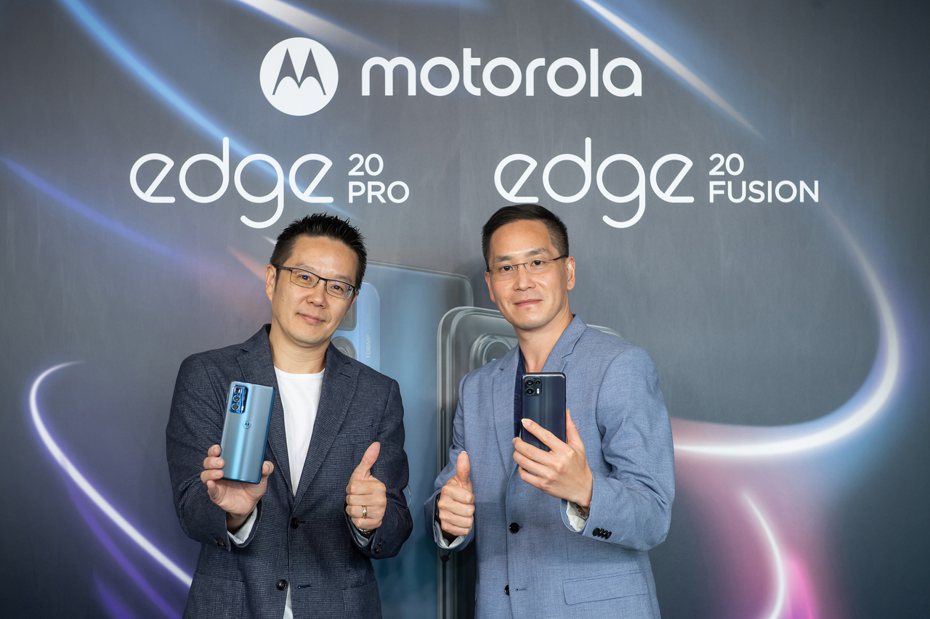 Motorola edge系列以優於市場的價格提供消費者旗艦級的規格。Motorola中亞太區智慧型裝備總經理田曉坤（左）、Motorola亞太區產品總監張宗翰（右）。圖／Motorola提供