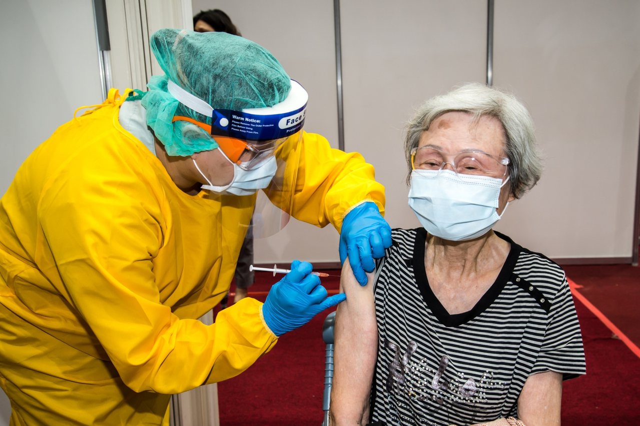 宜蘭縣對於65歲以上的長者接種新冠疫苗，一律由縣政府造冊，並通知施打第二劑。圖／縣府提供