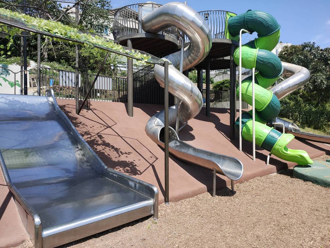 新北市長侯友宜今天宣布，疫情相對穩定，熊猴森公園、兒童場遊具從10月1日起開放。圖／新北市農業局提供