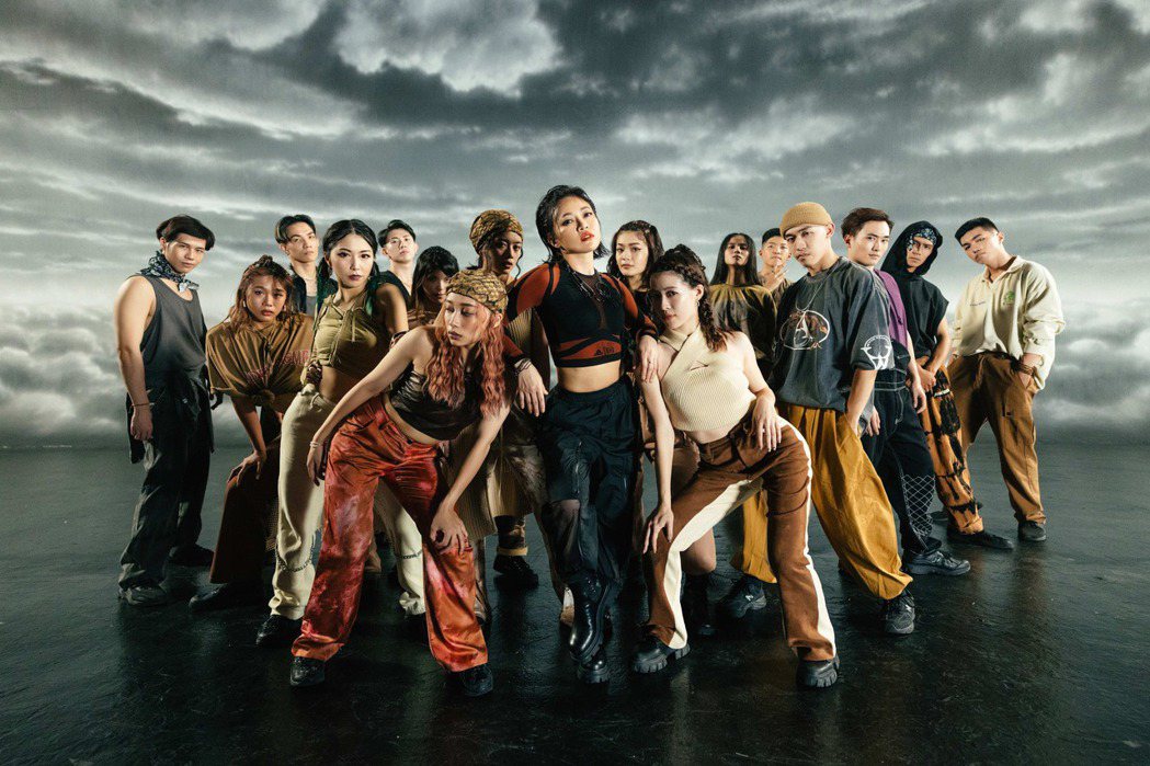 戴愛玲(中)為新歌與16位舞者苦練舞功。圖／華納音樂提供