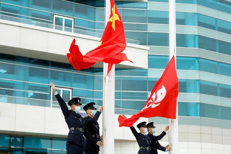大陸五星旗與香港紫荊旗升起。圖／路透