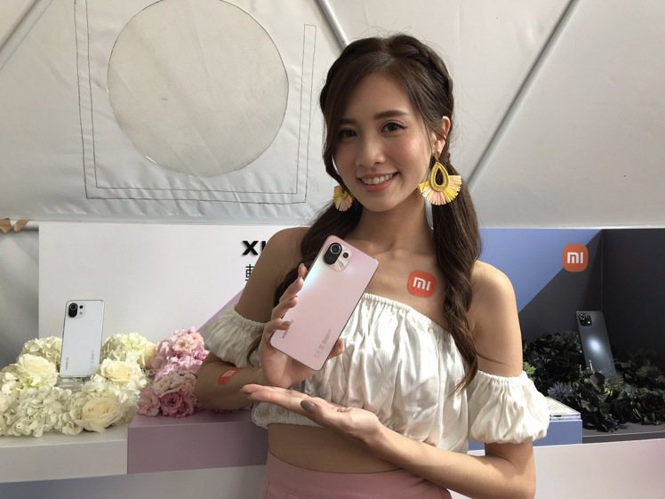 Xiaomi 11 Lite 5G NE「蜜桃粉」清新甜美。記者陳立儀／攝影